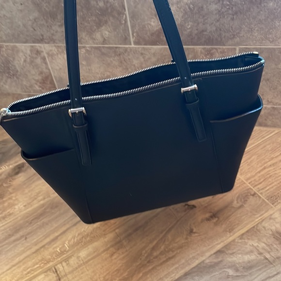 🚨🚨PRICE DROP 🖤Micheal Kors black tote with silver hardware🖤 - Picture 4 of 4